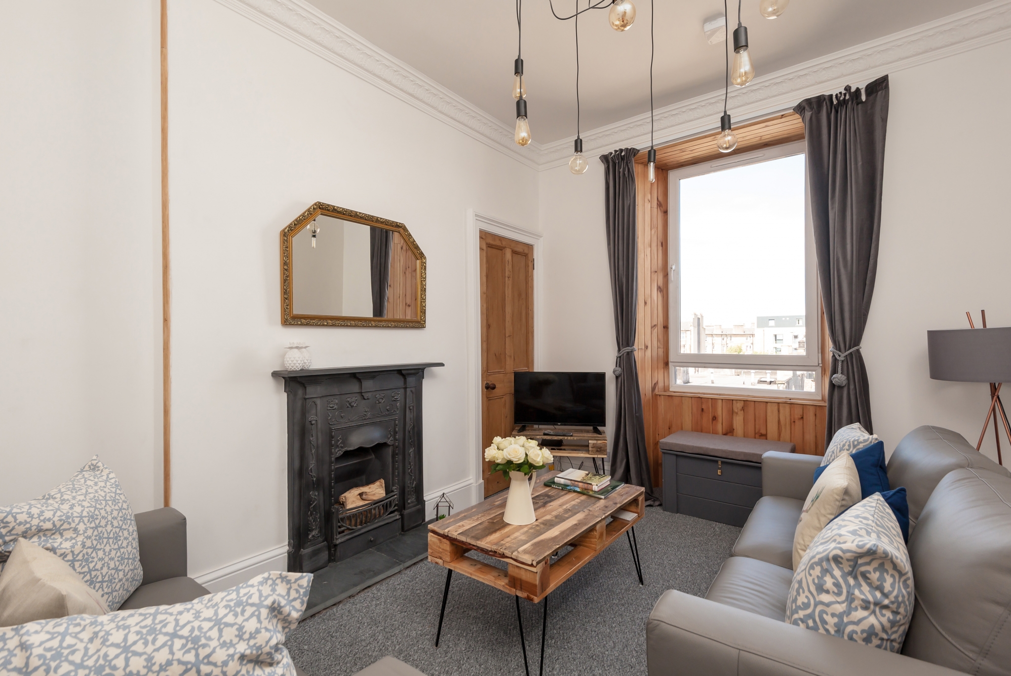 DeLorean Apartments. Edinburgh City Centre Holiday Lets